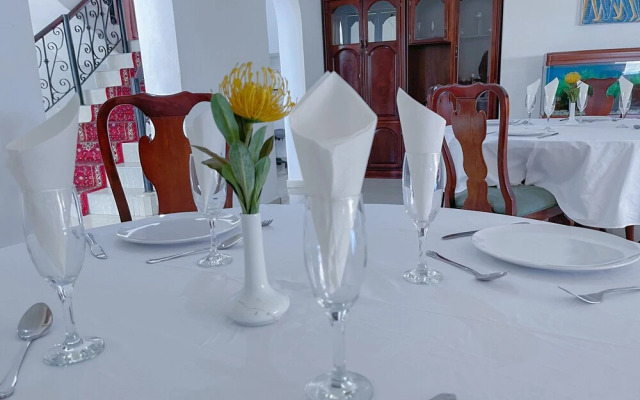 Kamsa Royal Guest House - Waterkloof Ridge
