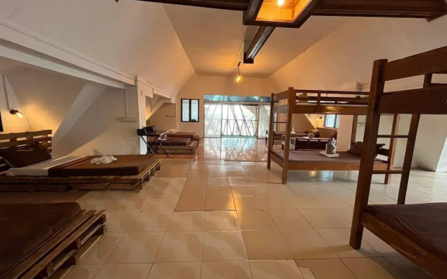 On Board Panglao Beach Hostel and Resort
