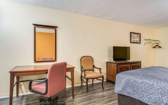 Econo Lodge At Six Flags