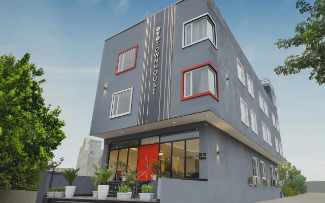 OYO Townhouse 231 Golden Avenue Road