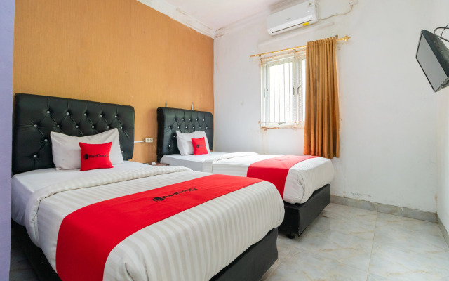 RedDoorz Syariah near Transmart Padang