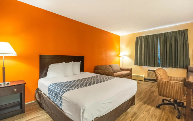 Econo Lodge Inn & Suites Windsor Locks Bradley Airport