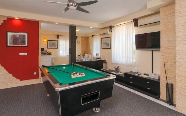 Nice Home in Split With Sauna, Wifi and 7 Bedrooms