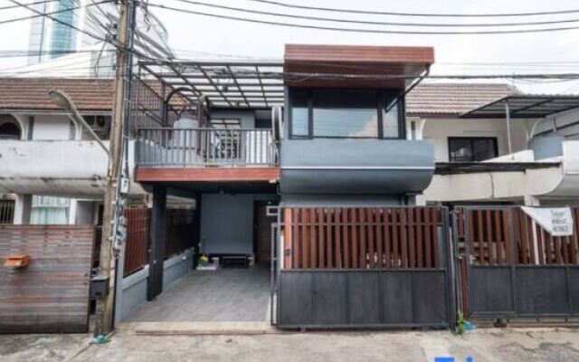 RB2 Chatuchak, Netflix, SpeedNet, Bts,mrt, 12Pax