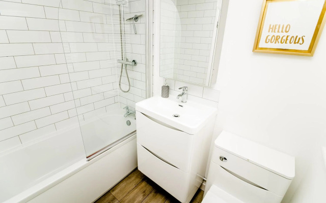 New City House, Great Location - With Parking