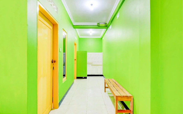 SPOT ON 90276 Mayasari Guesthouse Pantai Krakal