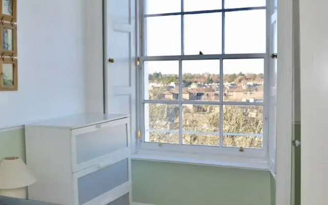 Traditional 3 Bedroom Apartment in Edinburgh's New Town