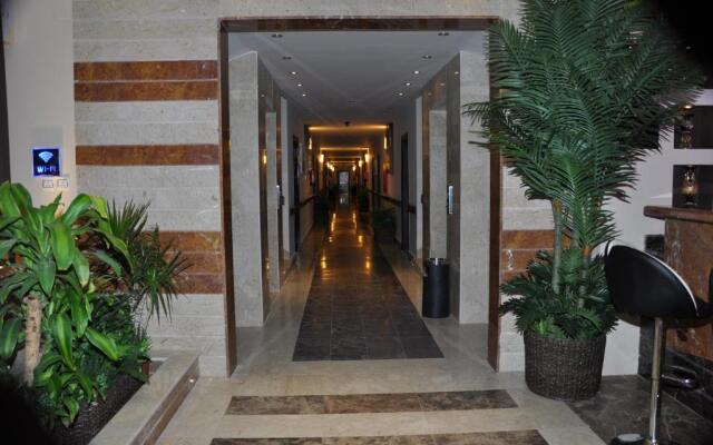 Al Bustan Crown Hotel 2
