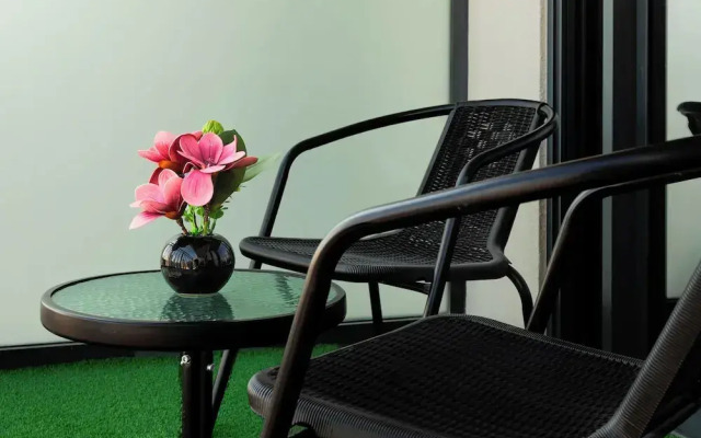 Keyrock Living - 1BR with Lake View