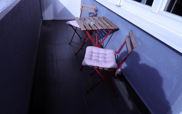 Naomi app,Netflix,between bus and train station