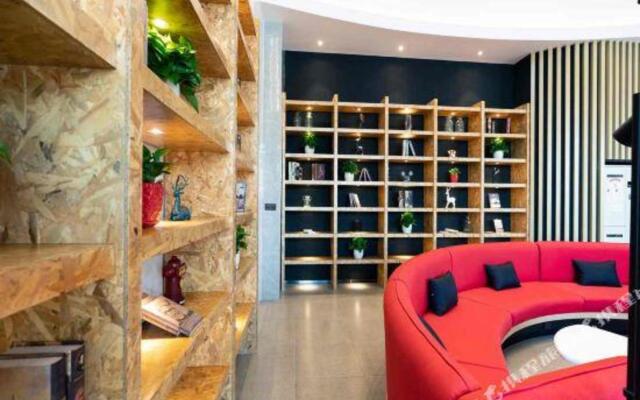 Ibis Hotel (Changji Jianshe Road Snack Street)