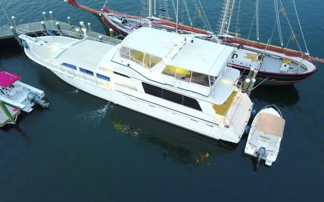 Ocean Romance Dockside B and B Yacht Hotel