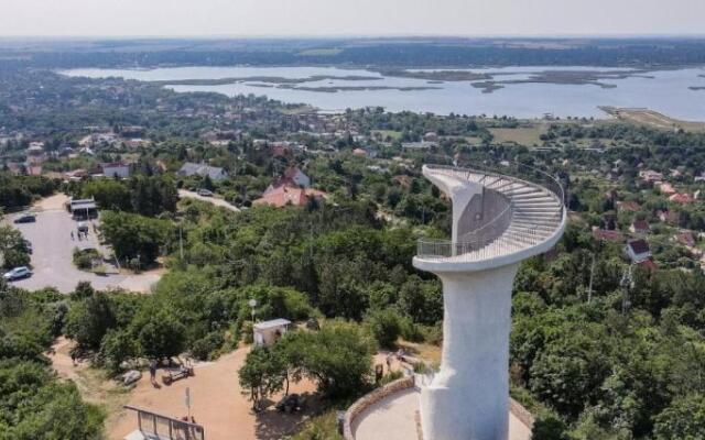 Lombliget Velence Vendégház