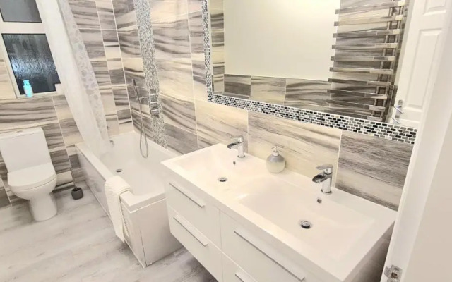 Spacious 3 bedroom flat near the sea