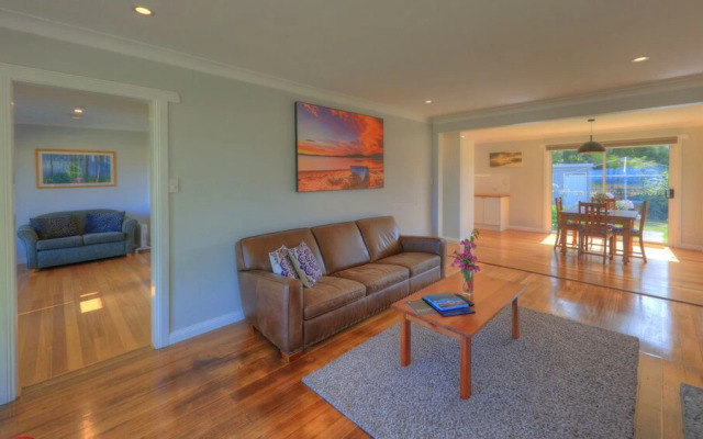 Castaway Cottage - Essentially Tas