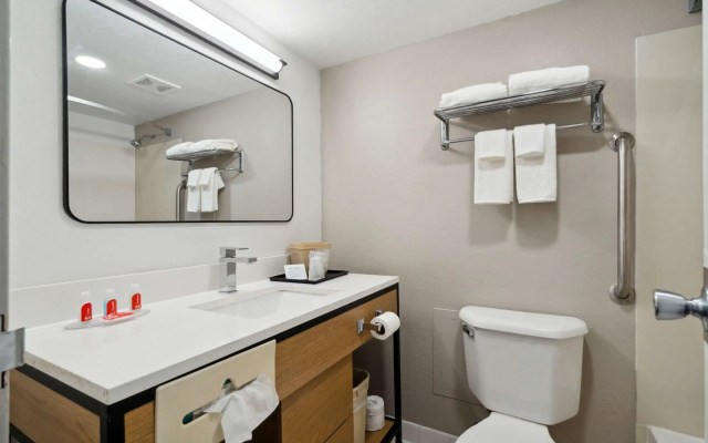 Econo Lodge Inn & Suites Waterloo Downtown
