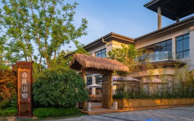 Huatai Hechen Mountain Lodge (Taibai Mountain Tang Town)