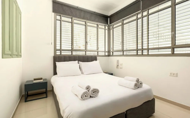 Shenkin Eclectic Blue Apt by Sea N' Rent