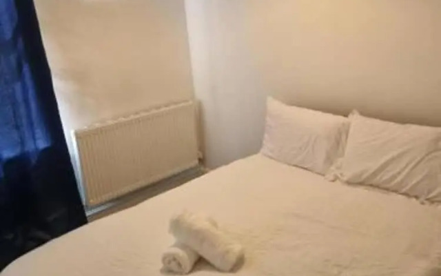 Gillingham Retreat - Spacious 4 Bedroom House