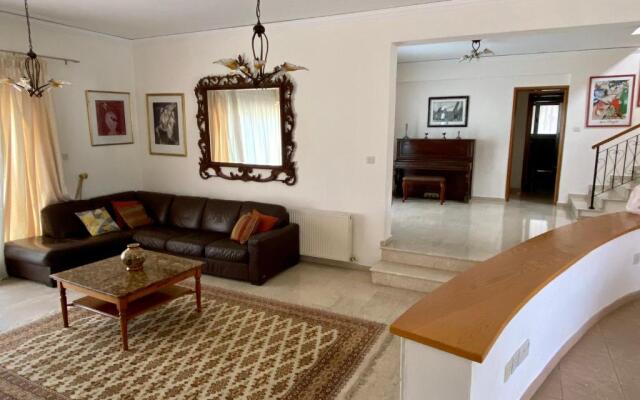 6 bdr villa with TENNIS COURT