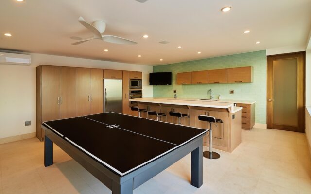 Luxurious Oceanfront Living, Minutes From Downtown: Villa Land's End