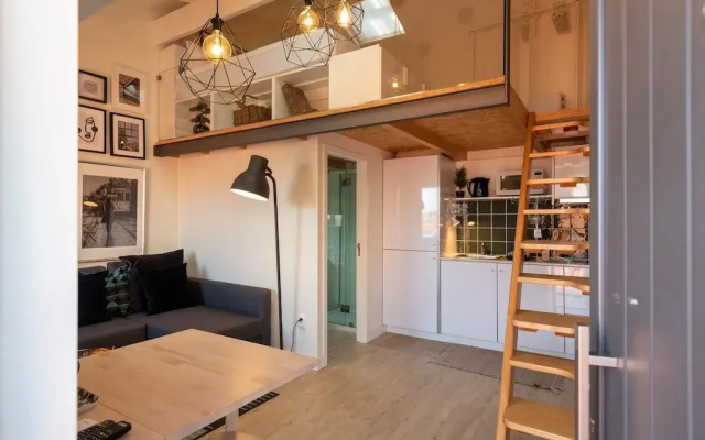 Mezzanine Stylish Apartment U