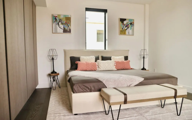 Modern Designer Townhouse/Private Rooftop