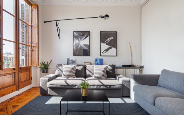 Sol in Barcelona with 2 bedrooms and 2 bathrooms