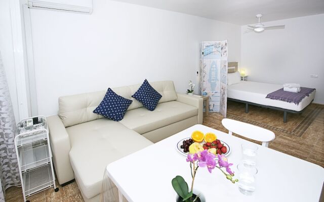 Rainbow & Pool Apartment