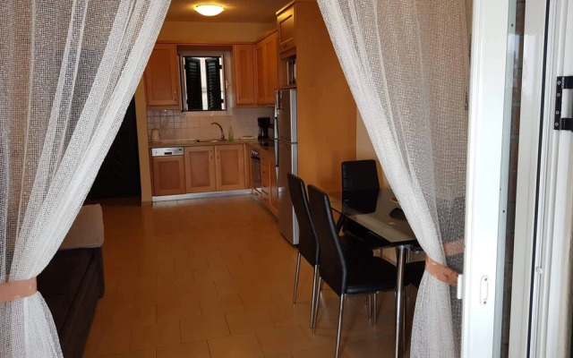 Menigos AB4G no50 Beachfront 2 Bdr Apt