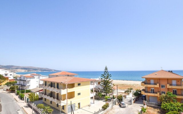 Beautiful Apartment in Marina DI Strongoli With Wifi and 2 Bedrooms