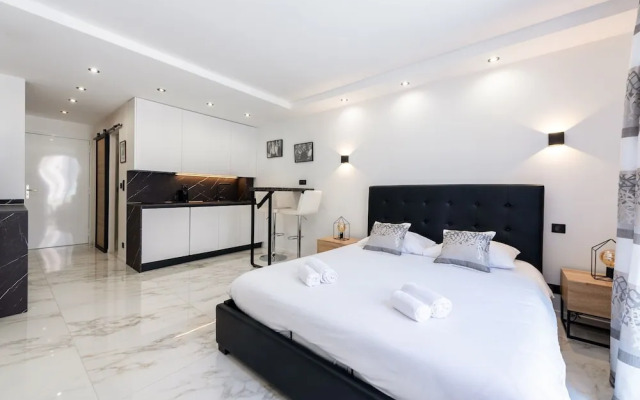 Large Studio Apartment With Terrace and sea View