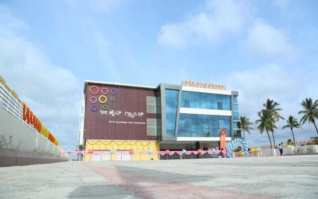 Hotel Beehive Grand