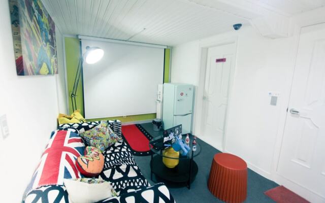 Travelholic Guesthouse - Hostel