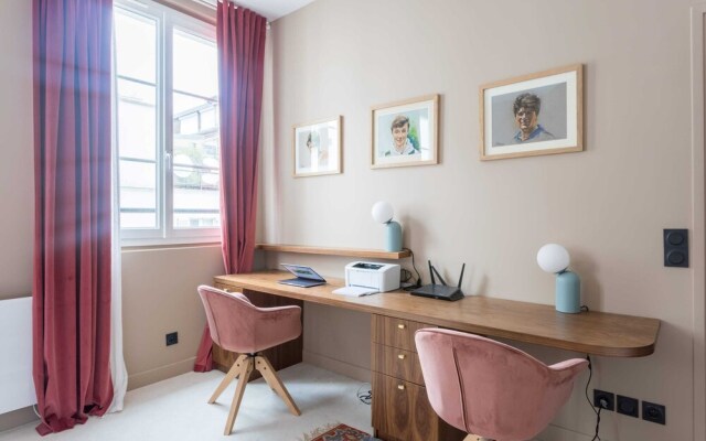 Designer Apartment In The Heart Of Paris
