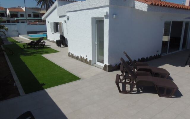 Villa 6 People, Heated Pool, Seafront, Great Location