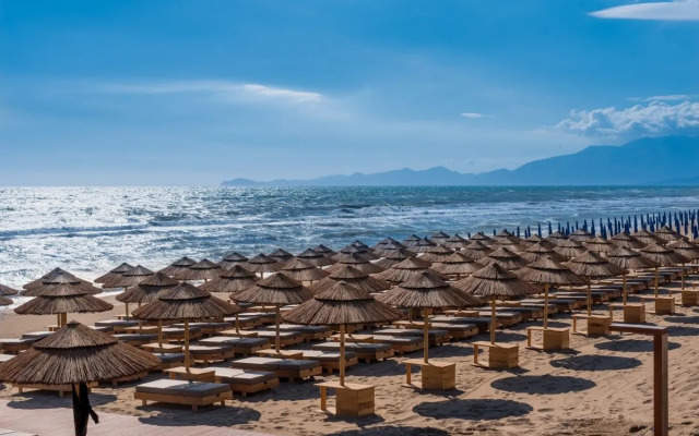 Cumeja - Beach Club & Hotel