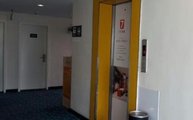 7 Days Inn Jiangmen 1st Gangkou Road Phoenix Mountain Station Branch – Hotel Rooms – Jiangmen