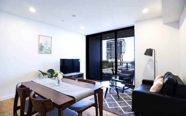 Stylist 2 Bedrooms Apartment With Pool/gym/parking