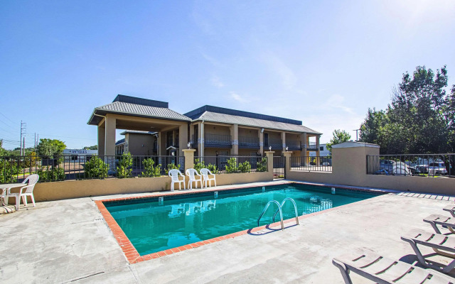 Super 8 by Wyndham Jackson MS Near the Fairgrounds