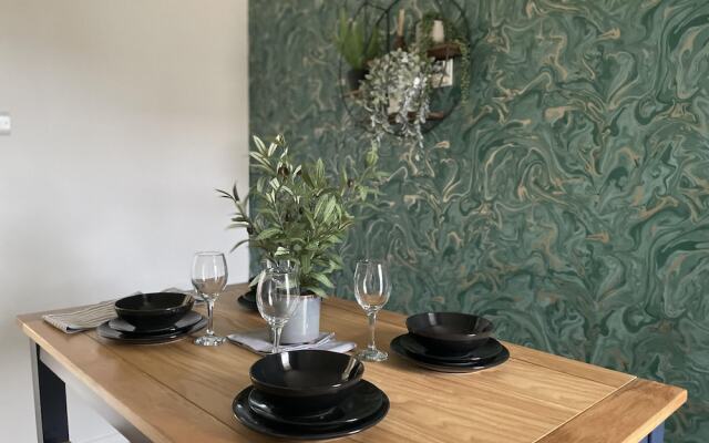 Convenient 3 bd House Salford 7 Guests