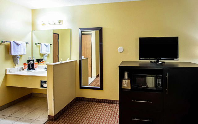 Rodeway Inn & Suites