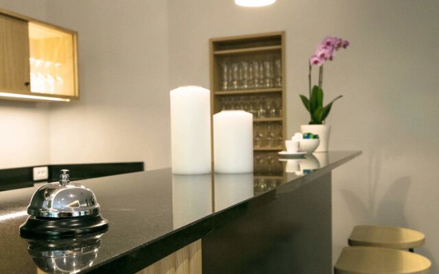 Flora Hotel & Suites