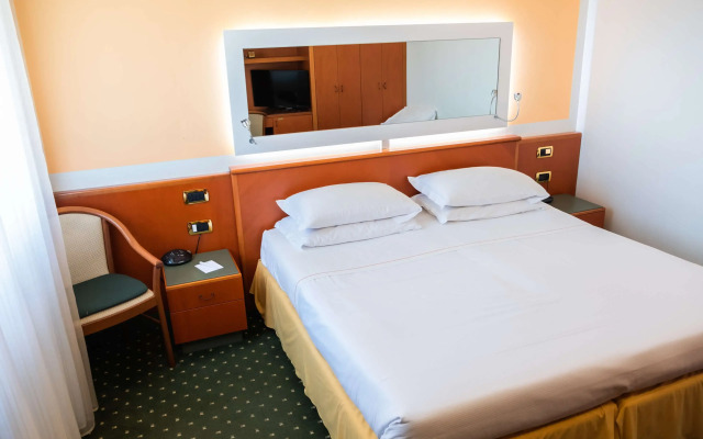 Jet Hotel, Sure Hotel Collection by Best Western