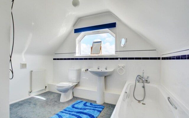 Cozy Holiday Home in Widemouth Bay With Large Garden