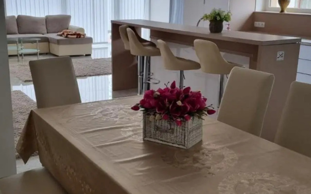 Sarkcsillag Ház- Star Family House