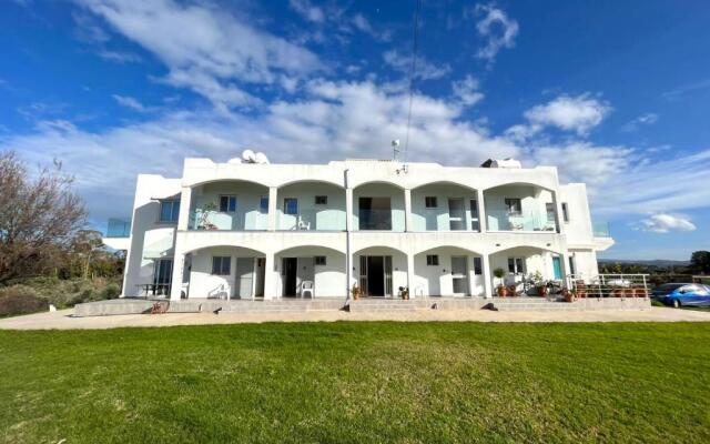 White House studio with sea view and parking