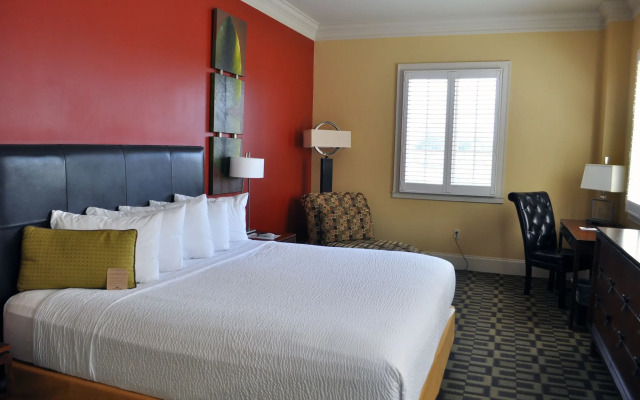 Carriage House Hotel