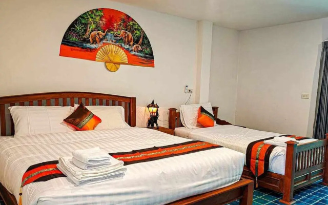 Baan Khlong Mae Kha