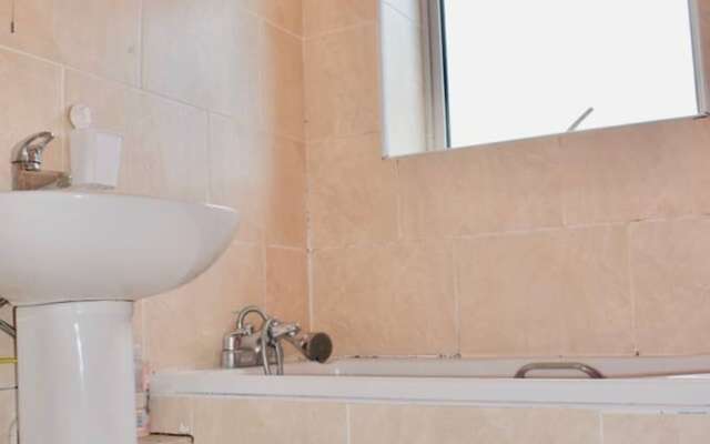 Colourful and Cosy 2 Bed in Ifsc With Balcony